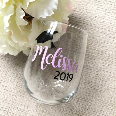 Wine Glass Souvenir Ideas, High School Graduation Cricut Gift Ideas, Graduation Ideas College, Shops Finds, Graduation Wine Glass Ideas, Graduation Mug Ideas, Graduation Starbucks Cup, College Grad Gifts, Recycled Wine Bottles