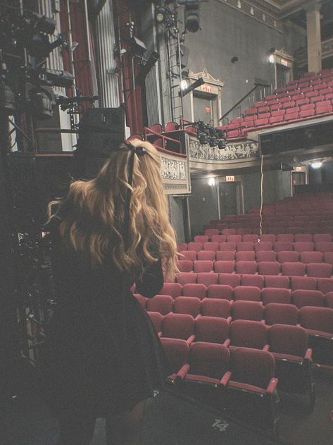 Lead Role Theatre Aesthetic, Theatre Backstage Aesthetic, Broadway Actor Aesthetic, Broadway Actress Aesthetic, Musical Theatre Major, On Stage Aesthetic, Teatro Aesthetic, Musical Theatre Aesthetic, Stage Aesthetic