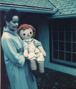 Loraine Warren Holding Annabella,  Annabelle The Haunted Doll was the focus of a case that famed paranormal investigators Ed and Lorraine Warren took part in during the early 1970's and is highlighted in the book The Demonologist. It has been stated that this is one of the most unusual cases of a possessed object on record. Occult Museum, Ed E Lorraine Warren, Haunted America, Annabelle Doll, Paranormal Investigator, Lorraine Warren, Haunted Doll, Scary Stuff, Creepy Doll