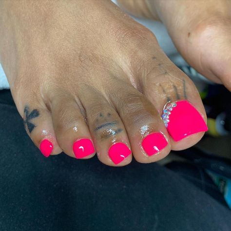 Hot Pink Toes With Design, Hot Pink Toes Nails, Pink Toe Nails Ideas, Neon Pink Nails Acrylic, Hot Pink Toe Nails With Design, Red Acrylic Toe Nails, Pink Gel Toes, Bright Pink Toe Nails, Pink Nails Toes