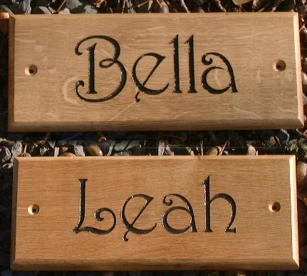 Oak stable signs. BUY NOW  www.sign-maker.co.uk/horse-name-plate-179-c.asp Wooden House Signs, Horse Barn Decor, Wooden Signage, Oak House, Dream Horse Barns, Hoof Print, Home Wooden Signs, Stone Sign, Horse Sign