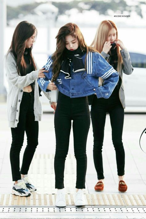 Korean Airport Fashion, Mode Ulzzang, Airport Fashion, Kpop Fashion Outfits, 가을 패션, Kim Jisoo, Black Pink Kpop, Blackpink Fashion, Kpop Outfits