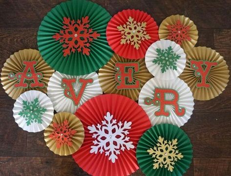 Paper Rosettes Backdrop, Christmas Party Themed, Paper Rosette Backdrop, Christmas Stage Decorations, Xmas Backdrop, Christmas Stage Design, Diy Christmas Deco, Christmas Party Backdrop, Easy Preschool Crafts