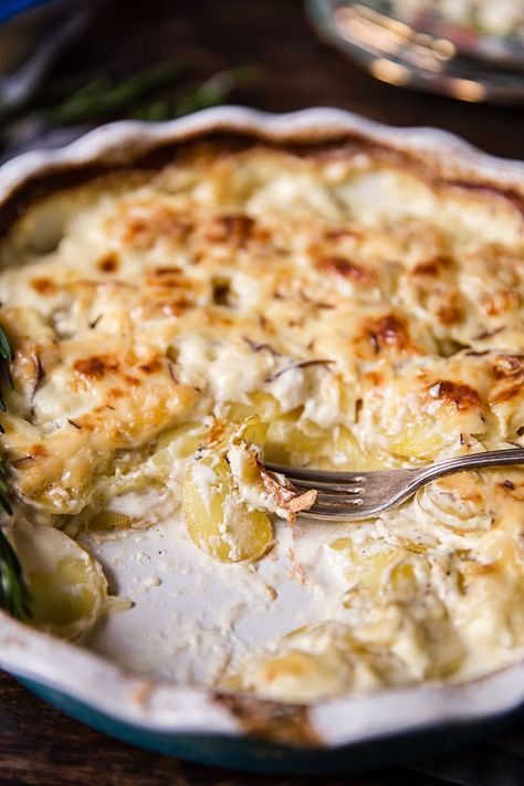 Cheesy potatoes baked in garlic and rosemary infused cream! Savory Holiday Recipes, Cheesy Potato Bake, Creamy Scalloped Potatoes, Potatoes Baked, Rosemary Potatoes, Cooking Mama, Potatoes Au Gratin, Rosemary Garlic, Cheesy Potatoes