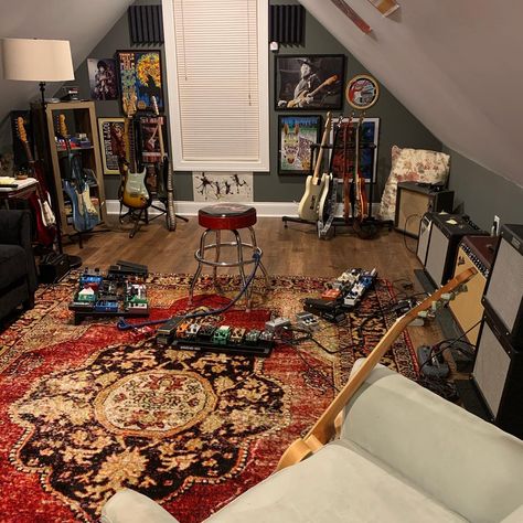 Music Room House Ideas, Big Music Room, Bonus Room Music Studio, Small Guitar Room, Music And Art Studio, Loft Music Room, Music And Art Room Ideas, Maximalist Music Room, 70s Inspired Music Room