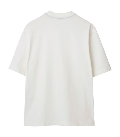 Find BURBERRY Cotton Ekd T-shirt on Editorialist. While Burberry has undoubtedly shifted from classic English refinement to a more street-savvy aesthetic in recent years, it never leaves behind its heritage. This is proven by the choice to revisit its historic Equestrian Knight Design, which was first introduced in 1901 and now adorns its more casual pieces like this T-shirt. Burberry Shorts, Plain White T's, Plain White Shirt, Knight Design, Plain White T Shirt, Striped Jersey, London Street Style, Latest T Shirt, Plain Tops