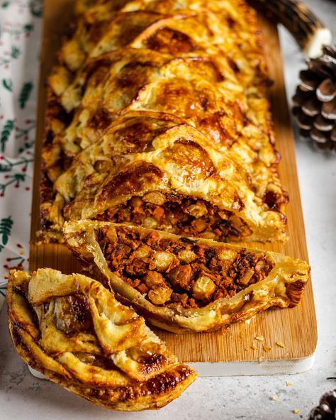 This delicious vegan Wellington is stuffed with all the plant goodness and it is the perfect showstopper for your Christmas dinner table! Vegan Christmas Main Dish, Veggie Wellington, Vegan Yorkshire Pudding, Vegetable Wellington, Vegetarian Wellington, Vegan Wellington, Christmas Main Dishes, Vegan Christmas Dinner, Christmas Roast