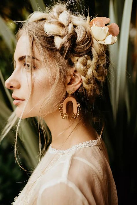 White Flower Crown, Bridal Hairdo, Boho Flower Crown, Wedding Braids, Summer Wedding Decorations, Romantic Updo, Festival Bride, Simple Ponytails, Wedding Hair Flowers