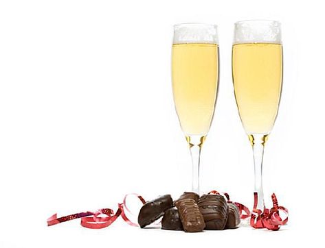 Champagne with chocolate can be a tricky pairing but with a little sweetness in the champagne, and the right type of chocolate, it can be a great match. Sweet Champagne Brands, Wine Night Appetizers, Champagne And Chocolate, Wine Pairings Chart, Type Of Chocolate, Champagne Pairing, Riesling Wine, Sweet White Wine, Wine And Cheese Party