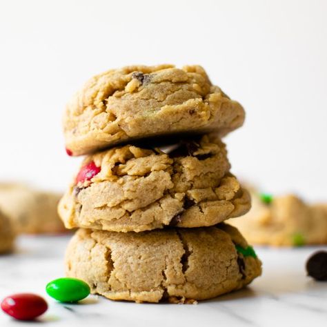 Soft & Thick Monster Cookies Thick Cookie Recipes, Chunky Cookie Recipe, Levain Cookies, Oats Chocolate, Monster Cookies Recipe, Quick Cookies Recipes, Kitchen Witch Recipes, Peanut Butter Oats, Frozen Cookie Dough