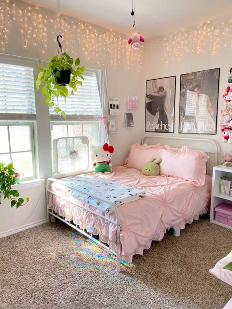 Pink Dorm Room Ideas, Cuartos Aesthetic, Pink Dorm Rooms, Pink Dorm, Dorm Room Ideas, Girls Dorm Room, Room Redesign, Pinterest Room Decor, Girly Room