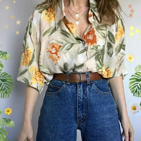 Sunflower Shirt Outfit, Hawaiian Shirt Outfit Women Oversized, Floral Polo Outfit Women, Floral Button Up Shirt Outfit, Tropical Shirt Outfit, Tropical Aesthetic Outfit, Gay Summer Outfits, Geometric Print Outfit, Vintage Blouse Outfit