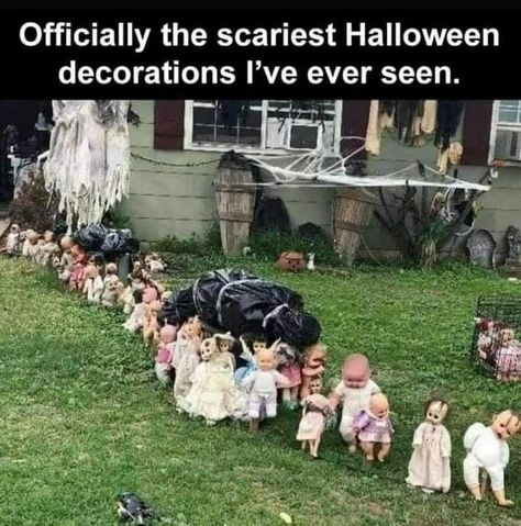 Officially The Scariest Halloween Decorations I've ever seen Scary Halloween Decorations, Theme Halloween, Creepy Halloween, Halloween Deco, Halloween Stuff, All Hallows Eve, Outdoor Halloween, Halloween Outdoor Decorations, Samhain