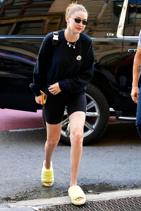 Gigi Hadid Wore Uggs With Bike Shorts and There's Nothing Controversial About It Gigi Hadid Style Summer, Black Slippers Outfit, Gigi Hadid Street Style Casual, Ugg Slides Outfit, Gigi Hadid Style Outfits, Lazy Fashion, Slippers Outfit, Slides Outfit, Cute Slippers