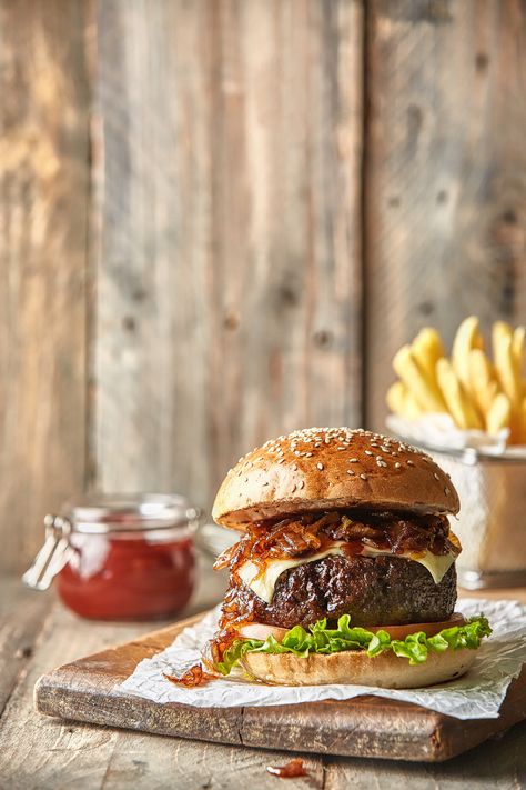 Burger Food Photography And Styling, Burger Styling Photography, Burger Food Styling, Burger Styling, Food Photography Burger, Burger Photography Ideas, Burgers Photography, Burger Food Photography, Burger Photo