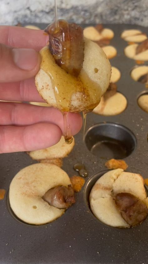 McGriddle Bites for the win 🧇🤞 - Ingredients✅: 2 cups Kodiak pancake mix 2 tbsp syrup 1 pack maple sausage links 1 tsp cinnamon sugar - Steps➡️: Start off by mixing up some premade pancake mix in a bowl. Get the texture you want then add it into a cupcake sheet. Key step is to add in some syrup to the pancake mixture for a massive flavor boost. Then throw in a sausage link cut in half. Sprinkle with some cinnamon sugar and add into the oven on 350 for 20-25 minutes. These are easy and delic Kodiak Pancake Mix Muffins, Mcgriddle Pancake Bites, Krusteaz Pancake Mix Recipes Muffins, Kodiak Pancake Sausage Muffins, Kodiak Pancakes, Krusteaz Pancake Mix, Sausage Links, Pancake Mix, Cinnamon Sugar