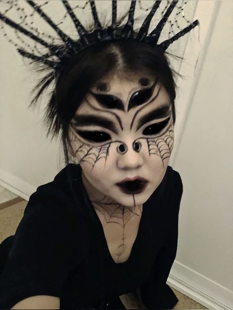 Spider Makeup Looks Halloween, Spider Web Costume Women Diy, Spider Queen Makeup Halloween, Spider Halloween Costume Makeup, Spider Clown Makeup, Black Widow Spider Makeup, Spider Inspired Makeup, Bug Makeup Halloween, Spider Costume Halloween