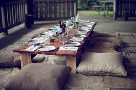 A cozy outdoor dinner party. I can't wait to have my own place. LOVE Seaside Dinner, Furniture Sets Design, Party Seating, Japanese Dining, Al Fresco Dinner, Outdoor Dinner, Dining Furniture Sets, Floor Table, Floor Seating