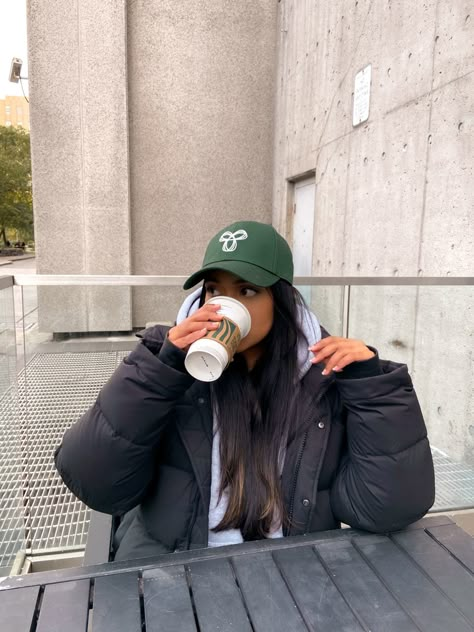 Cute fall outfit with aritzia super puff and baseball cap Nyc Baseball Cap, Green Baseball Hat Outfit Winter, Winter Outfits Super Puff, Winter Outfits With Caps For Women, Super Puff Aesthetic, Outfit Ideas With Baseball Cap, Baseball Hat Winter Outfit, Black Super Puff Outfit, Winter Outfits With Baseball Cap