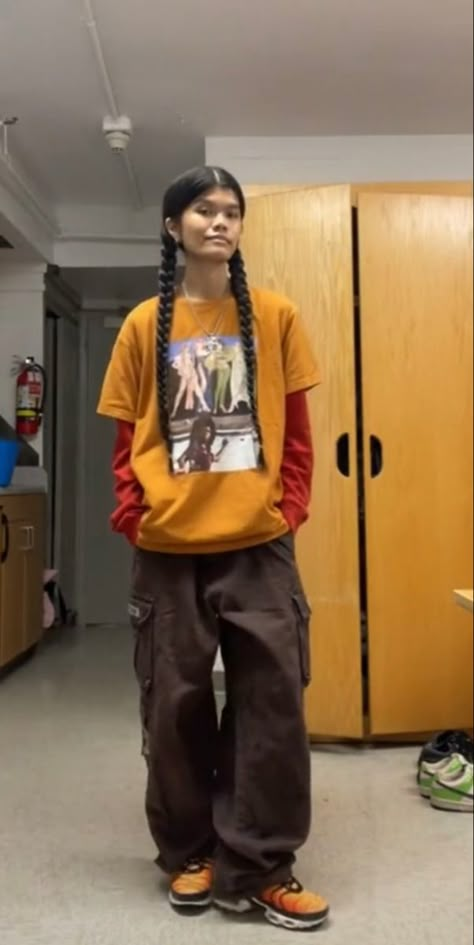 Unique Overall Outfits, Earthbound Outfits, Baggy Clothes Style, 90s Skater Fashion, Baggy Clothes Aesthetic, Cargo Pants Outfits, Gender Fluid, Cargo Pants Outfit, Baggy Clothes