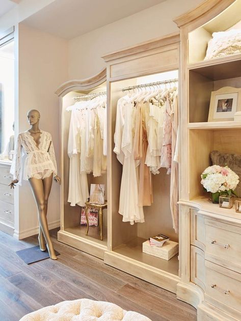 Clothing Boutique Decor, Bridal Shop Interior, Bridal Shop Ideas, Bridal Boutique Interior, Casa Clean, Store Design Boutique, Boutique Display, Open Closet, Interior Vintage