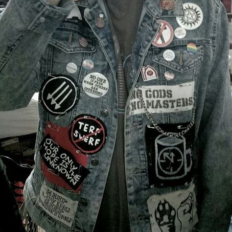 Queer Battle Jacket, Battle Jacket Patches, Punk Jacket Ideas, Battle Jacket Ideas, Punk Jacket Diy, Punk Battle Jacket, Diy Punk Patches, Crust Jacket, Grunge Patches