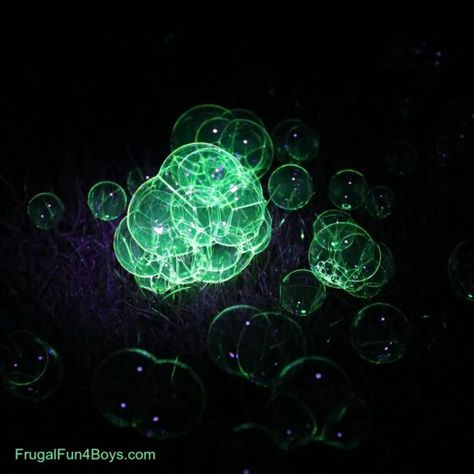 Glowing Bubbles, Camp Kindergarten, Bubble Crafts, Bubble Diy, Glow In Dark Party, Bubble Solution, Blacklight Party, Pet Urine, Cool Science Experiments