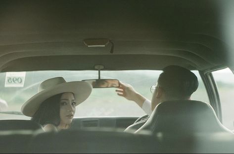 Prewedding Car, Ide Prewedding, Seoul Photography, Prewedding Ideas, Prewedding Photo, Car Poses, Indoor Photography, Wedding Decor Inspiration, Trik Fotografi