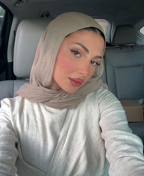 Ig : noorjawadd Noor Jawad, Style Tutorial, Hijab Style Tutorial, Feeling Pretty, Arab Beauty, Hijab Styles, Hijab Style, Modest Outfits, Hijab Fashion