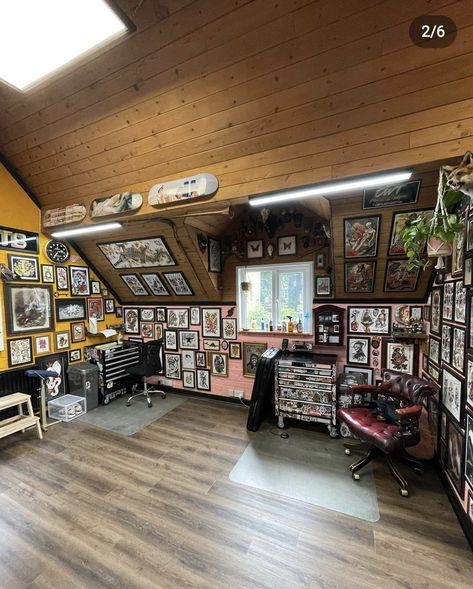 Tattoo Shop Aesthetic Grunge, Tattoo Room, Tattoo Shop Interior, Tattoo Decor, Tattoo Shop Decor, Tattoo Studio Interior, Tattoo Station, Studio Vibes, Tattoo Salon