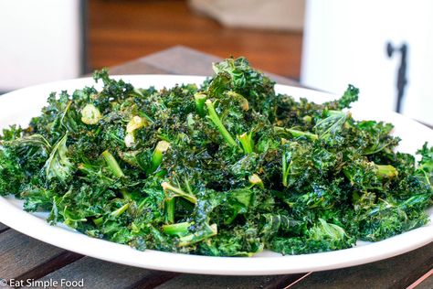 Kale Chips Recipe Baked, Healthy Movie Snacks, Baked Kale Chips, Homemade Kale Chips, Kale Chips Recipe, Kale Chips Baked, Baked Kale, Kale Chip Recipes, Beet Greens