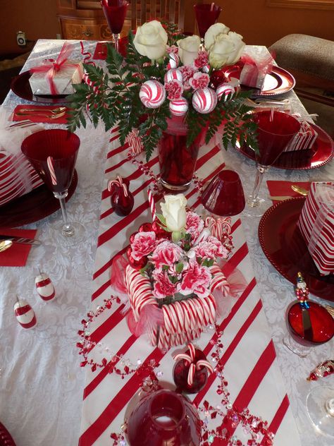 2011. Christmas candy cane table Candy Christmas Table Decor, Christmas Teas, Candy Table Decorations, Christmas Table Decorations Diy, Luxury Picnic, Table Decorating, Peppermint Christmas, Christmas Party Themes, Christmas Table Centerpieces