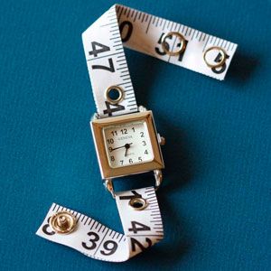 Diy En Cuir, Vintage Diy, Measuring Tape, Diy Schmuck, Leather Diy, Bijoux Diy, Homemade Gifts, Watch Strap, Diy Fashion