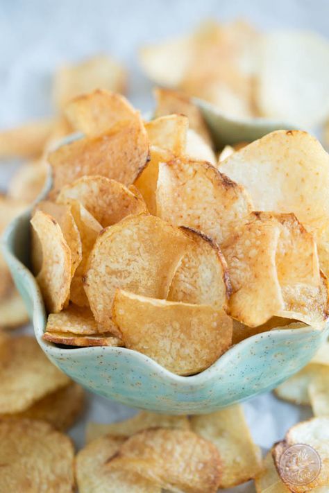 Taro chips are so easy to make at home yourself and you get a lot more than those bags at the grocery store! Homemade Potato Chips Recipe, Air Fryer Potato Chips, Fried Potato Chips, Potato Chip Recipes, Parmesan Chips, Kettle Chips, Chips Recipe, Happy Foods, Slow Food