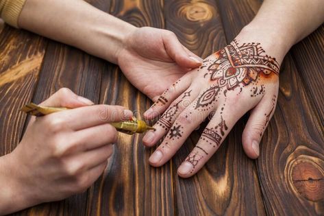 What Is Henna, Jewellery Mehndi Design, Mehndi Cone, Henna Paint, Henna Hair Color, Organic Henna, Simple Mehendi, Simple Mehendi Designs, Legs Mehndi Design