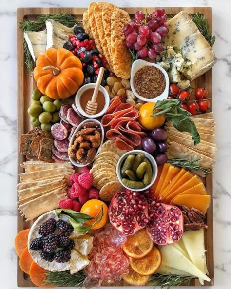 How To Make a Small Charcuterie Board | Ain't Too Proud To Meg Fall Cheese Boards, Cheeseboard Recipe, Holiday Cheese Boards, Autumn Fruit, Holiday Cheese, Board Photography, Charcuterie Ideas, Decorações Com Comidas, Grazing Board