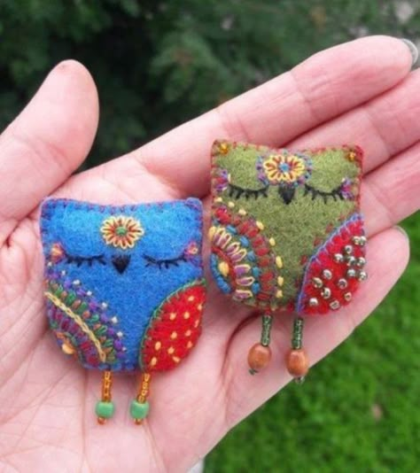 Kids Handicraft, Felt And Embroidery, Wool Ideas, Felt Owls, Wool Felt Projects, Felt Sewing, Wool Appliqué, Felt Embroidery, Wool Projects