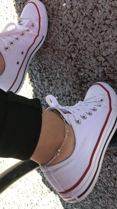 White Converse Women, Converse Style Women, White Converse Outfits, Celebrity Style Icons, Black Nike Shoes, Outfits With Converse, White Converse, Illustration Fashion Design, Aesthetic Shoes