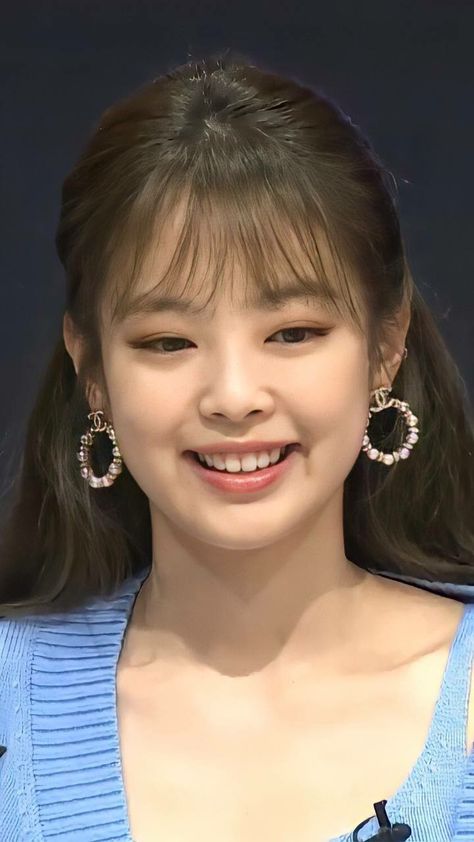 Jennie With Bangs, Jennie Bangs, Pink Jennie, Celeb Crush, Short Layers, Jennie Lisa, Jennie Kim, Blackpink Jennie, Diy Hairstyles