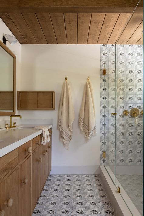 A mid-century beach house in Southern California stylishly updated for the modern day Mid Century Beach House, Coastal Mid Century Modern, Modern Beach Cottage, Midcentury Modern Bathroom, Beach House Renovation, Serene Home, California Beach House, 1960s House, Mid Century Modern Bathroom