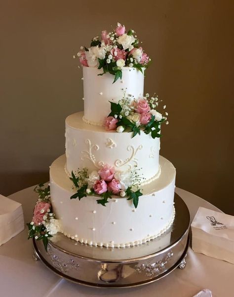 Wedding Cake With Flowers And Pearls, White Wedding Cake With Pink Roses, Wedding Cake With Pink Roses, Buttercream Wedding Cake Elegant, Two Tier Wedding Cake Designs, Flower Quince Cake, Wedding Cake White And Pink, Romantic Wedding Cake Vintage, Cake With Pearls And Flowers