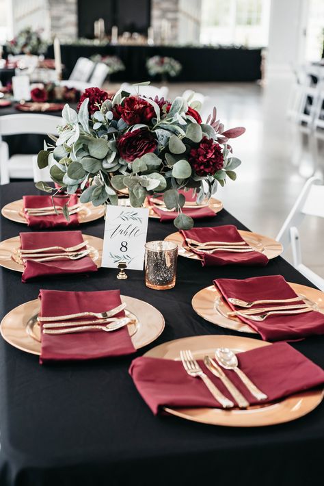 Black Maroon And Gold Wedding, Wine Gold Wedding, Black Tablecloth Wedding, Sangria Wedding, Pastor Anniversary, Reception Styling, Black Wedding Decorations, Black Napkins, Black Tablecloth