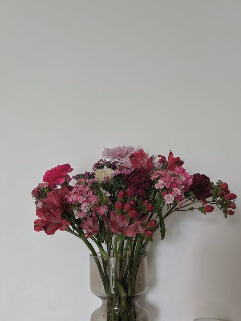 flowers, bouquet, florals, Valentine’s, aesthetic, home decor Picture Valentines, Valentines Aesthetic, Asthetic Picture, S Aesthetic, Aesthetic Home Decor, Aesthetic Home, Flowers Bouquet, Bouquets, Flower Arrangements