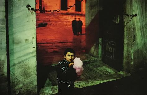 Istanbul, Turkey, 2001 by Alex Webb Gregory Crewdson, David Alan Harvey, Alex Webb, Edward Weston, Henri Cartier Bresson, Photographer Portfolio, Wow Art, Magnum Photos, Street Photographers