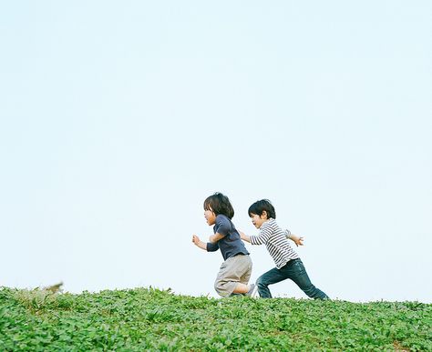 Life Moments Photography, Hideaki Hamada, Kodak Portra 400, Park Life, Older Sibling, Japanese Photography, Japan Photography, Asian Kids, Kids Photoshoot