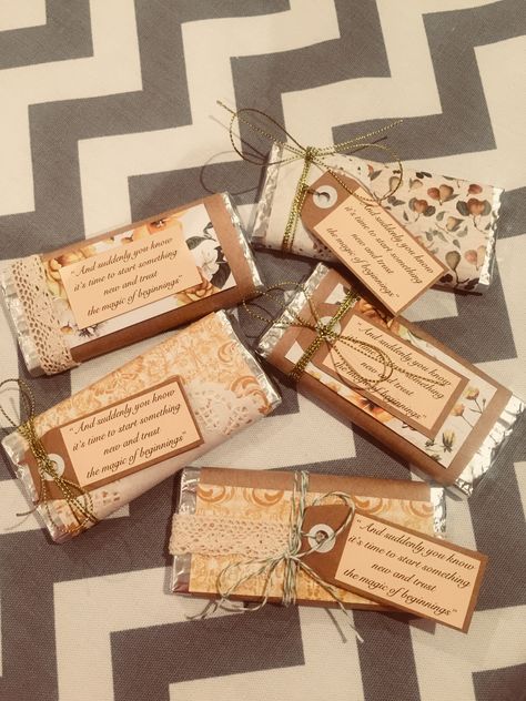 Chocolate Raping Ideas With Paper, Chocolate Wrapping Ideas Packaging, Brownie Wrapping Ideas, Chocolate Bar Gift Wrap, Choclate Packing Diy, Nami Reference, Chocolate Packing Ideas Gift, Chocolate Wrapping Ideas, Chocolate Packing