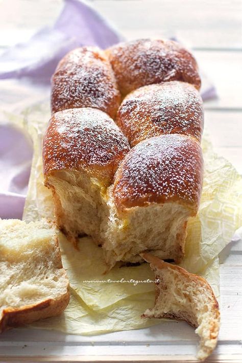 Pan brioche dolce - Ricetta pan brioche Jiffy Cornbread Recipes, Brioche Loaf, Italian Christmas Recipes, Sweet Bread Rolls, Pan Brioche, Sweet Dough, Easter Bread, Party Food Platters, Sweet Bread