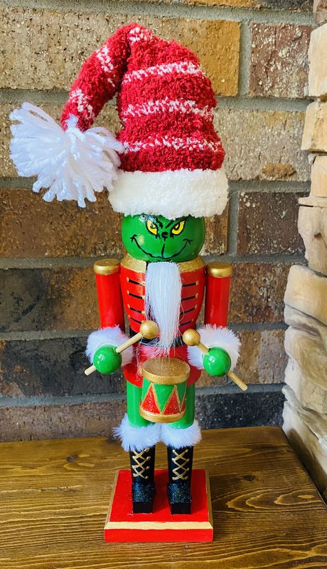 Nutcracker Shutters, Diy Grinch Nutcracker, Grinch Nutcracker Diy, Grinch Crafts Diy, Grinch Nutcracker, Grinch Diy, Christmas Holiday Crafts, Nutcracker Ideas, Doctor Doll