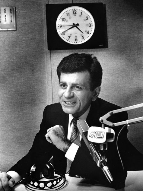 Casey Kasem Top 40, Casey Kasem, Golden Age Of Radio, Celebrities Who Died, American Bandstand, Icon Style, Old Time Radio, Radio Personality, Old Radios