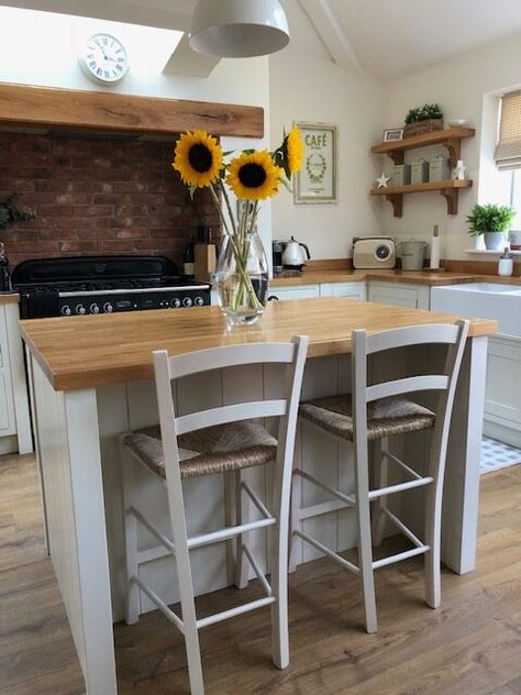 Country Kitchen Breakfast Bar, Kitchen Bar Stool Ideas, Bar Stool Ideas, Breakfast Bar Island, Breakfast Bar Ideas, Breakfast Island, Kitchen Breakfast Bar Stools, Stool Ideas, Breakfast Bar Table